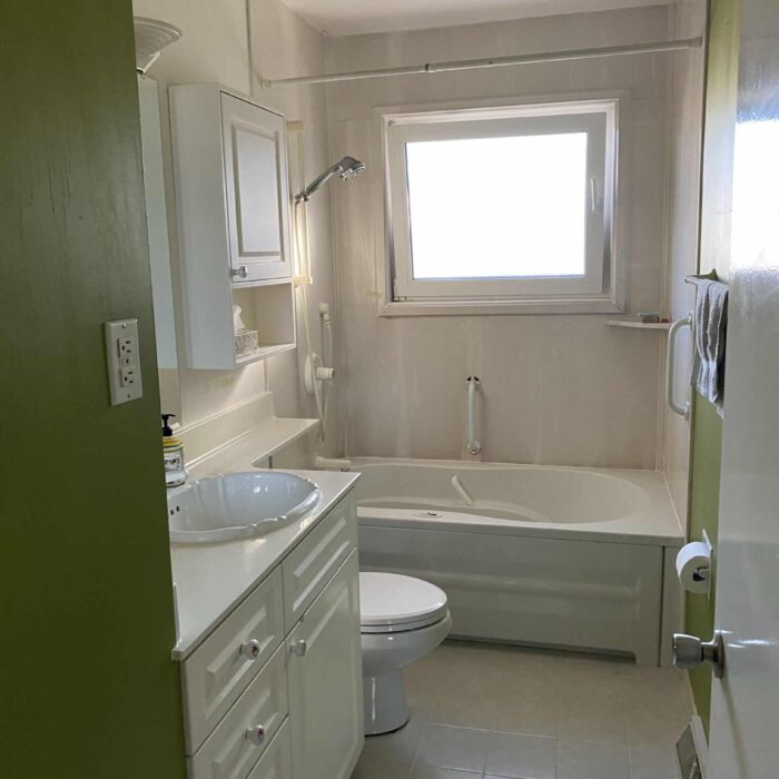14calgary.haysboro.bathroom.renovation.before.jpg